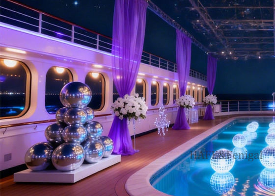 Außendekoration mit doppellagigen aufblasbaren PVC-Spiegelkugeln in verschiedenen Farben